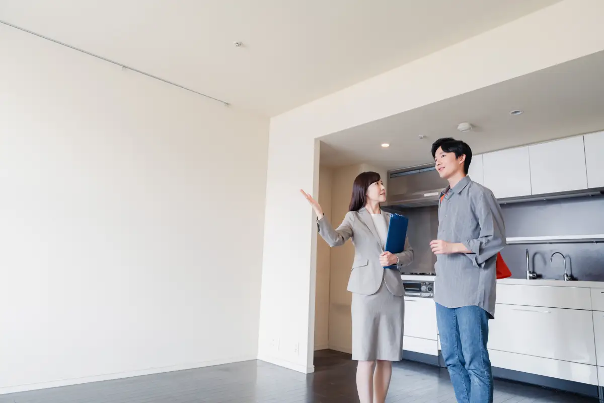 不動産屋が内覧する様子