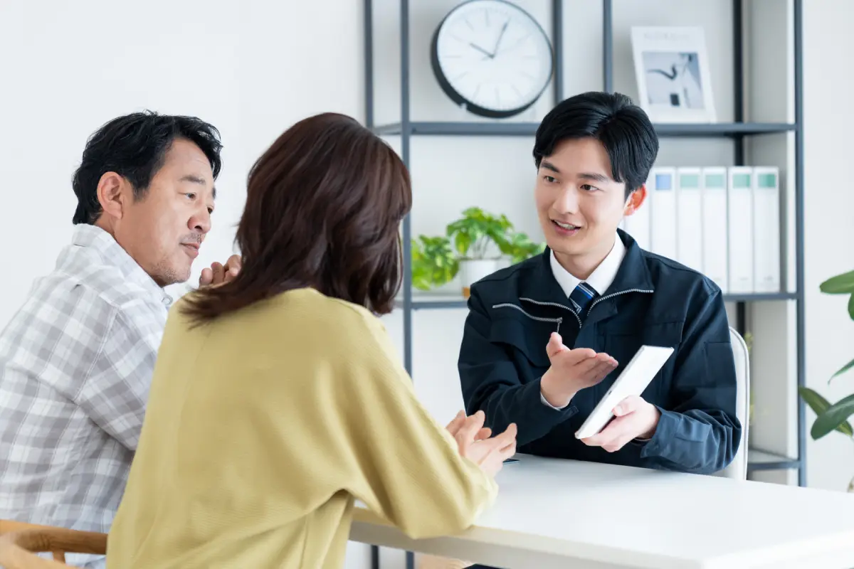 営業マンが接客する様子