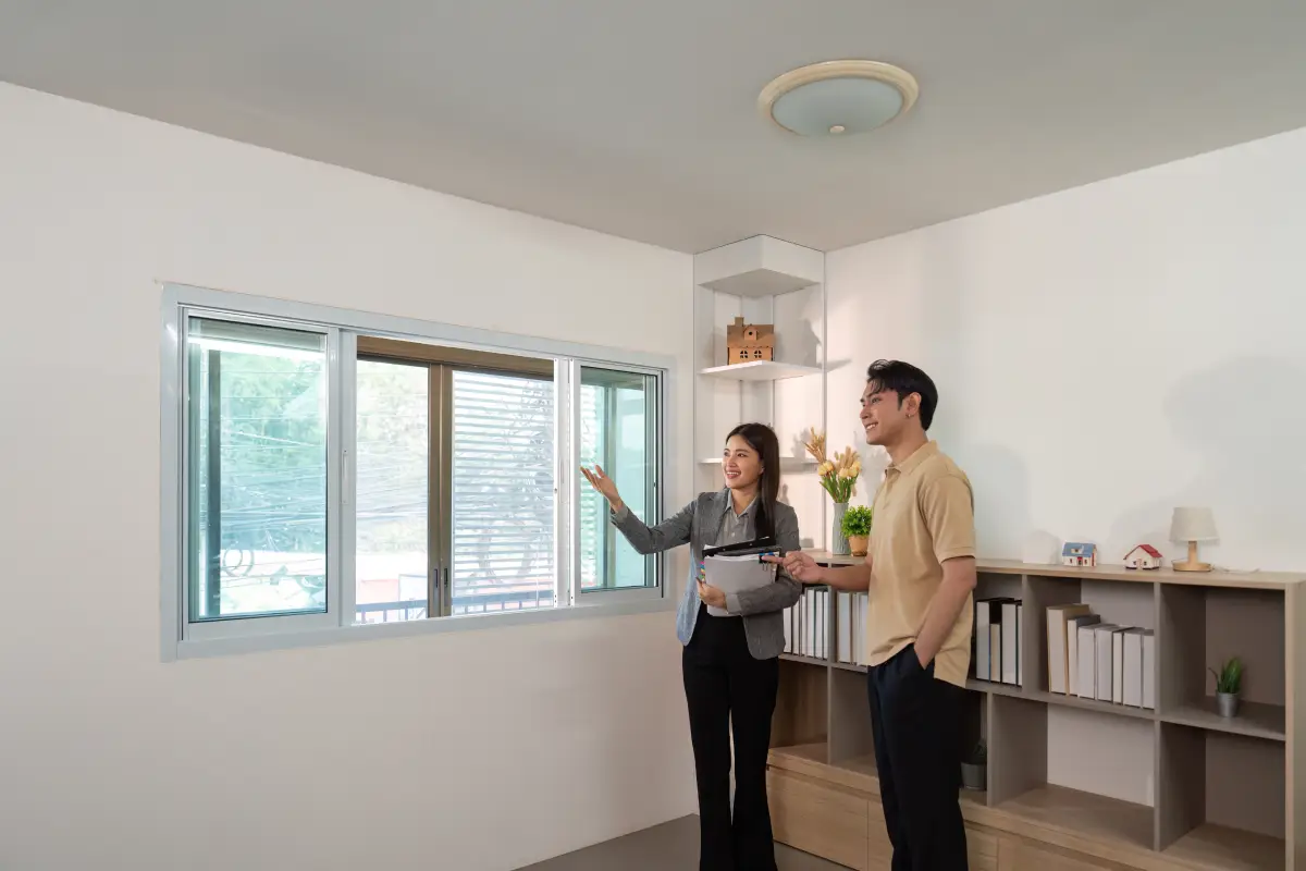 営業が案内する様子