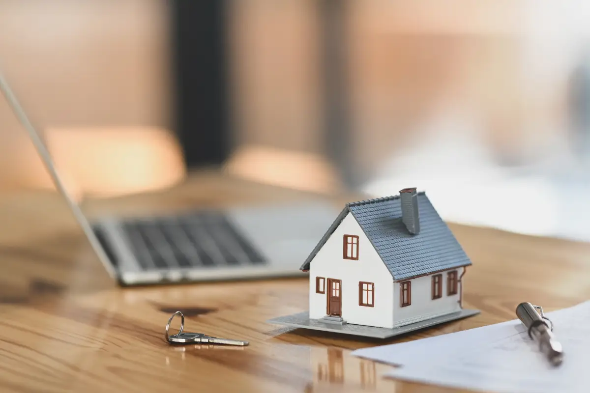 家の模型とパソコン