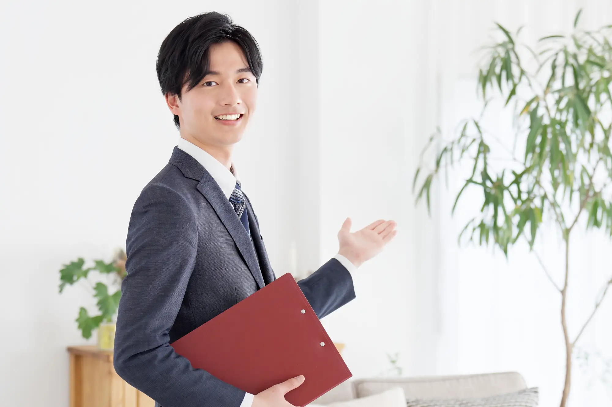 営業マンが案内する様子