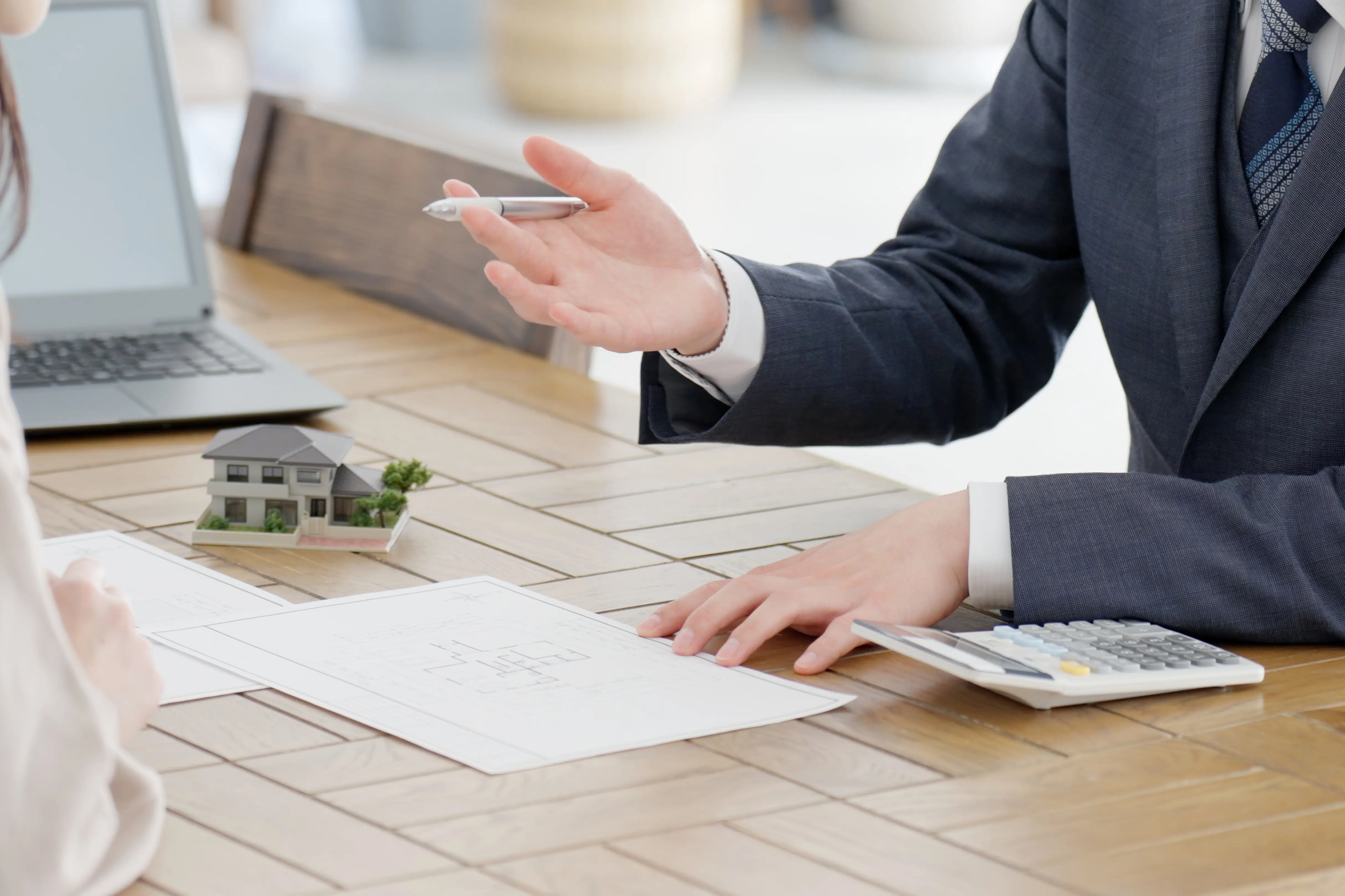 営業マンが接客する様子